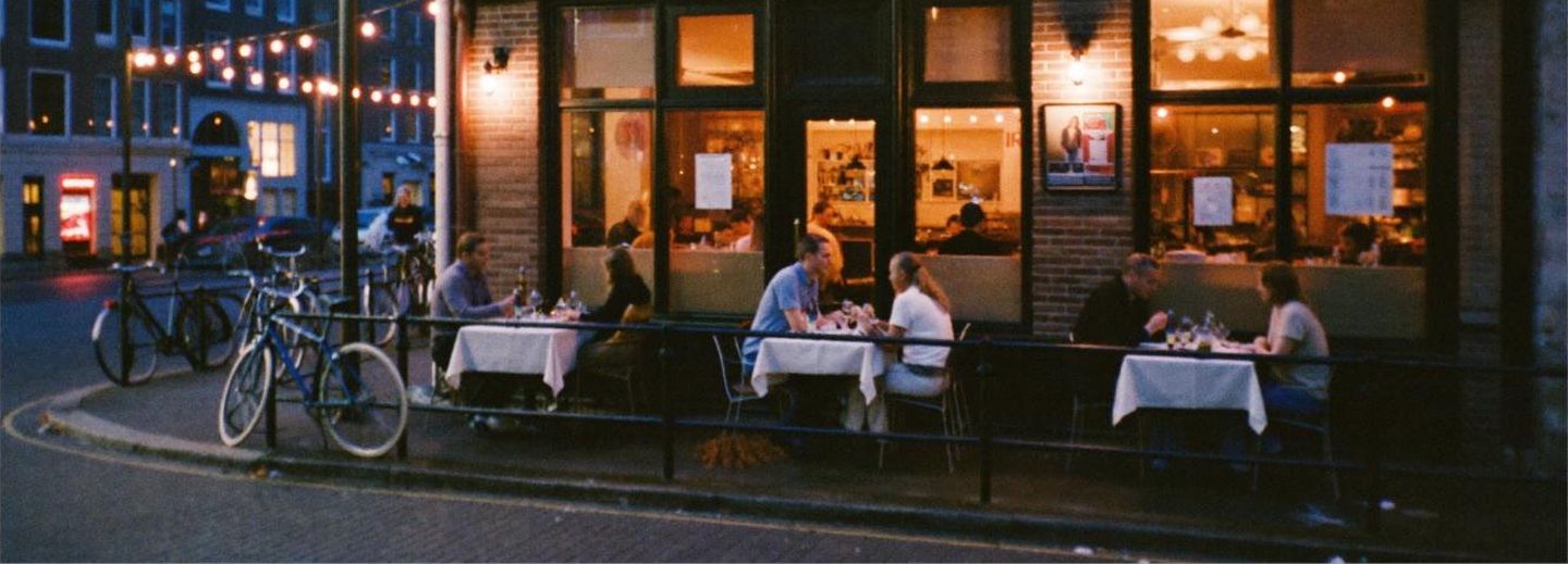 Terras van een restaurant in de avond